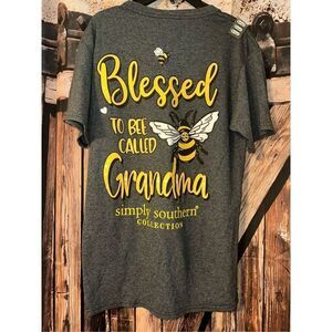 Simply Southern Short sleeve T-shirt Blessed To Bee a Grandma size small NWT